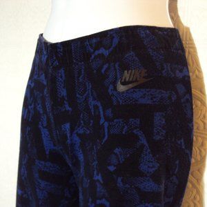 Nike Women Sportswear Leggings.